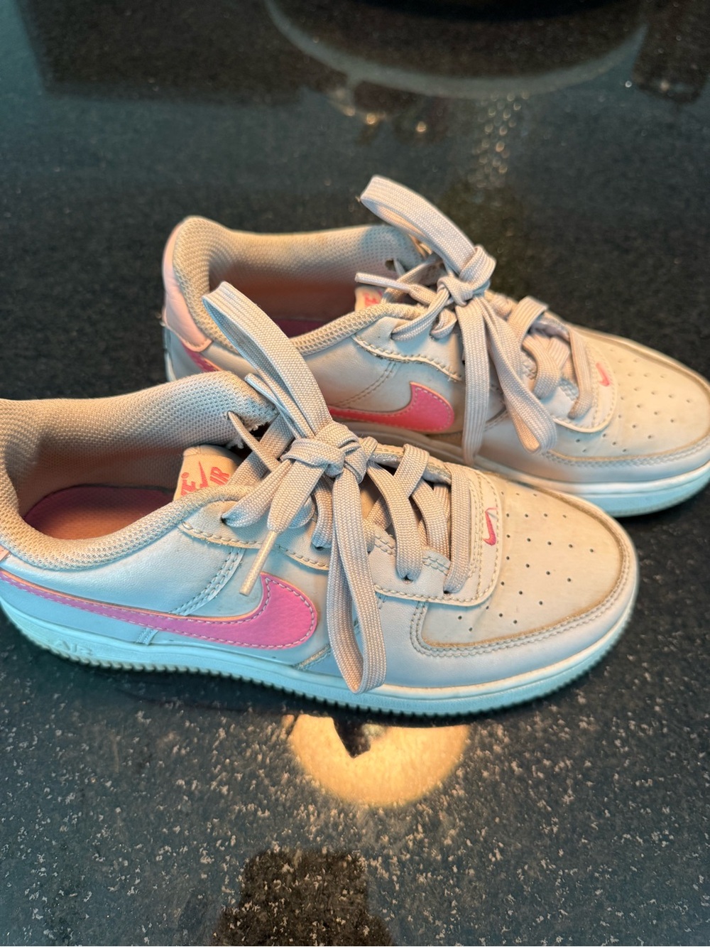 Nike Kids Low-Top Sneakers in Light Gray with Pink Swoosh
